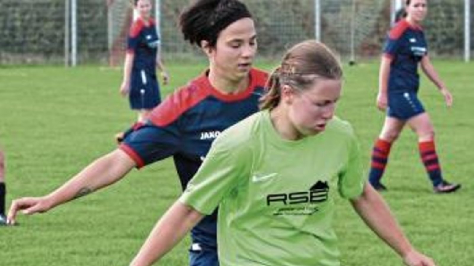 Selina Gillé (hinten) hatte mit der SGM Großglattbach/Nussdorf am Sonntag das Nachsehen und verlor mit 0:5. Foto: Archiv/Simecek Selina Gillé (hinten) hatte mit der SGM Großglattbach/Nussdorf am Sonntag das Nachsehen und verlor mit 0:5. Foto: Archiv/Simecek