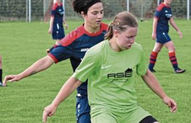 Selina Gillé (hinten) hatte mit der SGM Großglattbach/Nussdorf am Sonntag das Nachsehen und verlor mit 0:5. Foto: Archiv/Simecek