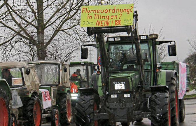Mit einer Schlepperfahrt durch den Ort tun die Landwirte ihren Unmut kund.  Fotos: Rücker