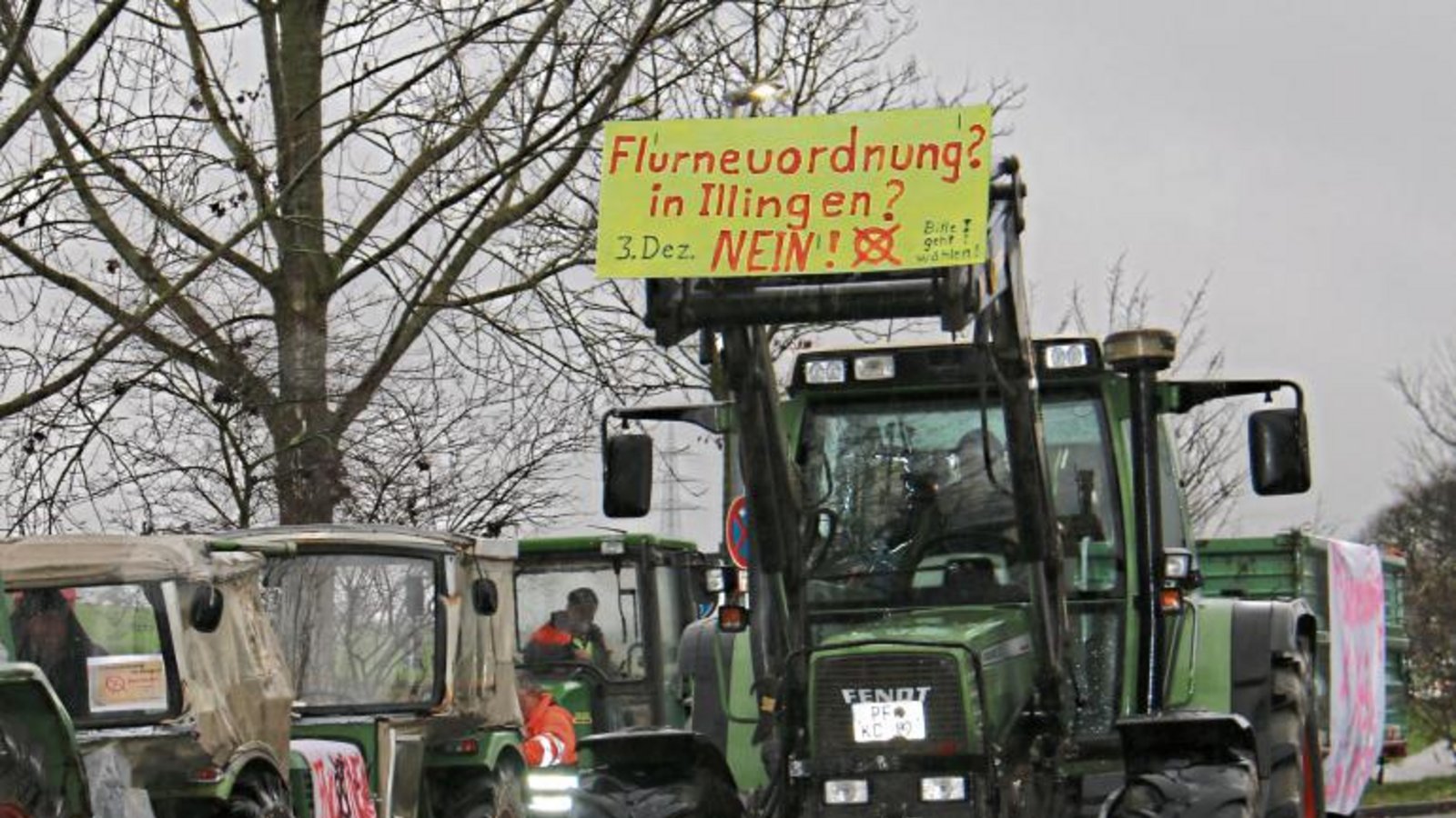 Mit einer Schlepperfahrt durch den Ort tun die Landwirte ihren Unmut kund. Fotos: Rücker Mit einer Schlepperfahrt durch den Ort tun die Landwirte ihren Unmut kund. Fotos: Rücker