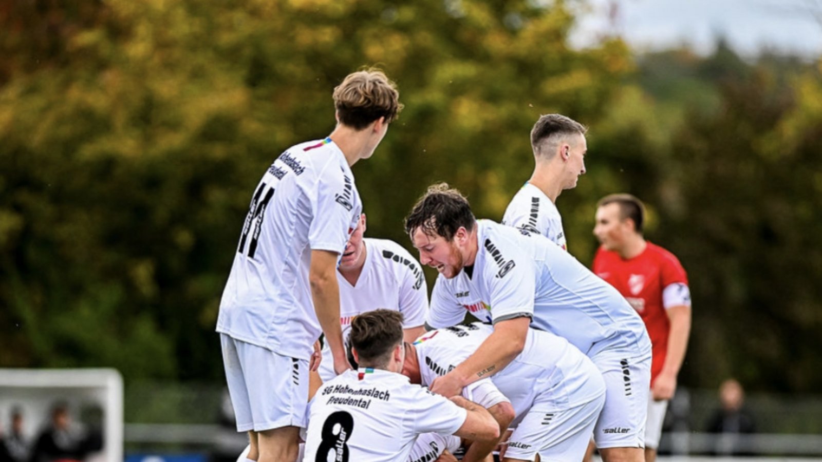 Unbändige Freude herrscht bei den Spielern der SGM Hohenhaslach/Freudental nach dem Siegtreffer gegen Horrheim. Foto: Krause Unbändige Freude herrscht bei den Spielern der SGM Hohenhaslach/Freudental nach dem Siegtreffer gegen Horrheim. Foto: Krause