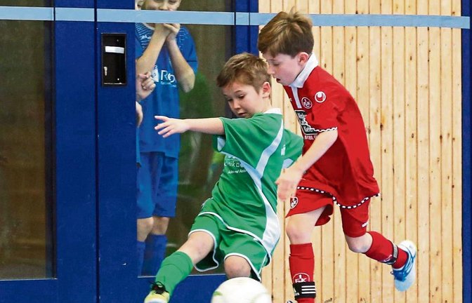 In Sersheim hat der Nachwuchs des VfR (in Grün) und einiger Nachbarvereine gegen große Clubs wie den 1. FC Kaiserslautern gespielt.   Foto: Küppers