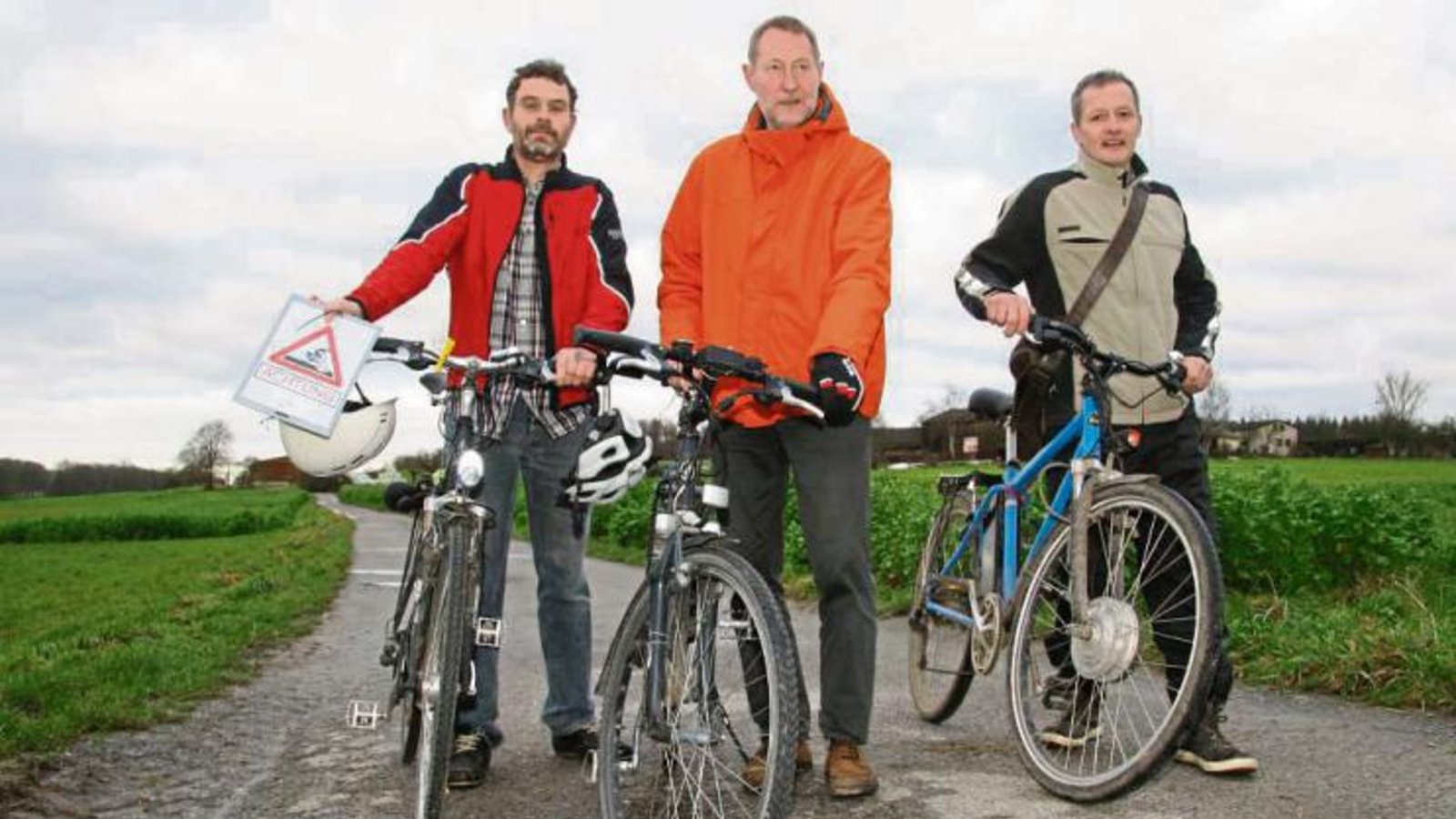 Thomas Messerschmidt, Heinz Heinrich und Uwe Kitzberger (von links) wollen, dass die Gemeinde den Feldweg nach Lienzingen repariert, da dieser Schlaglöcher hat. Foto: Rostek