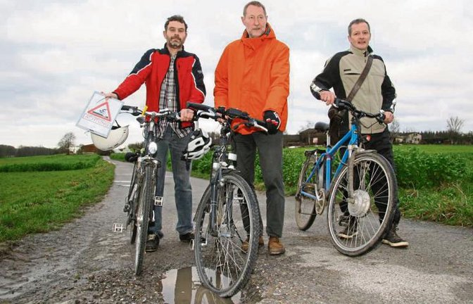 Thomas Messerschmidt, Heinz Heinrich und Uwe Kitzberger (von links) wollen, dass die Gemeinde den Feldweg nach Lienzingen repariert, da dieser Schlaglöcher hat. Foto: Rostek