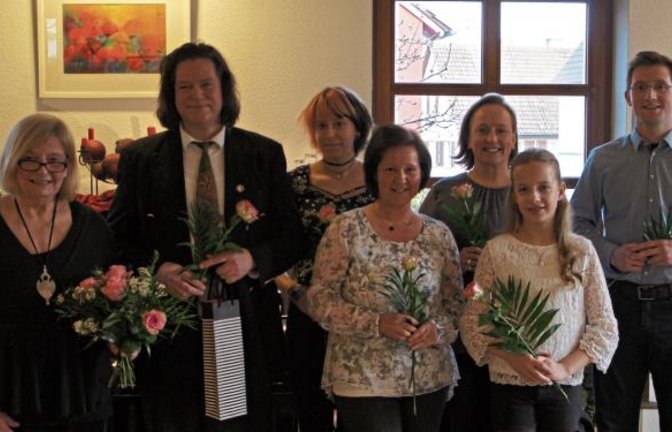 Die Sänger mit dem Pianisten Thomas Habermaier und der Gesangspädagogin Ursula Layher beim Liederabend in Sersheim.  Foto: p