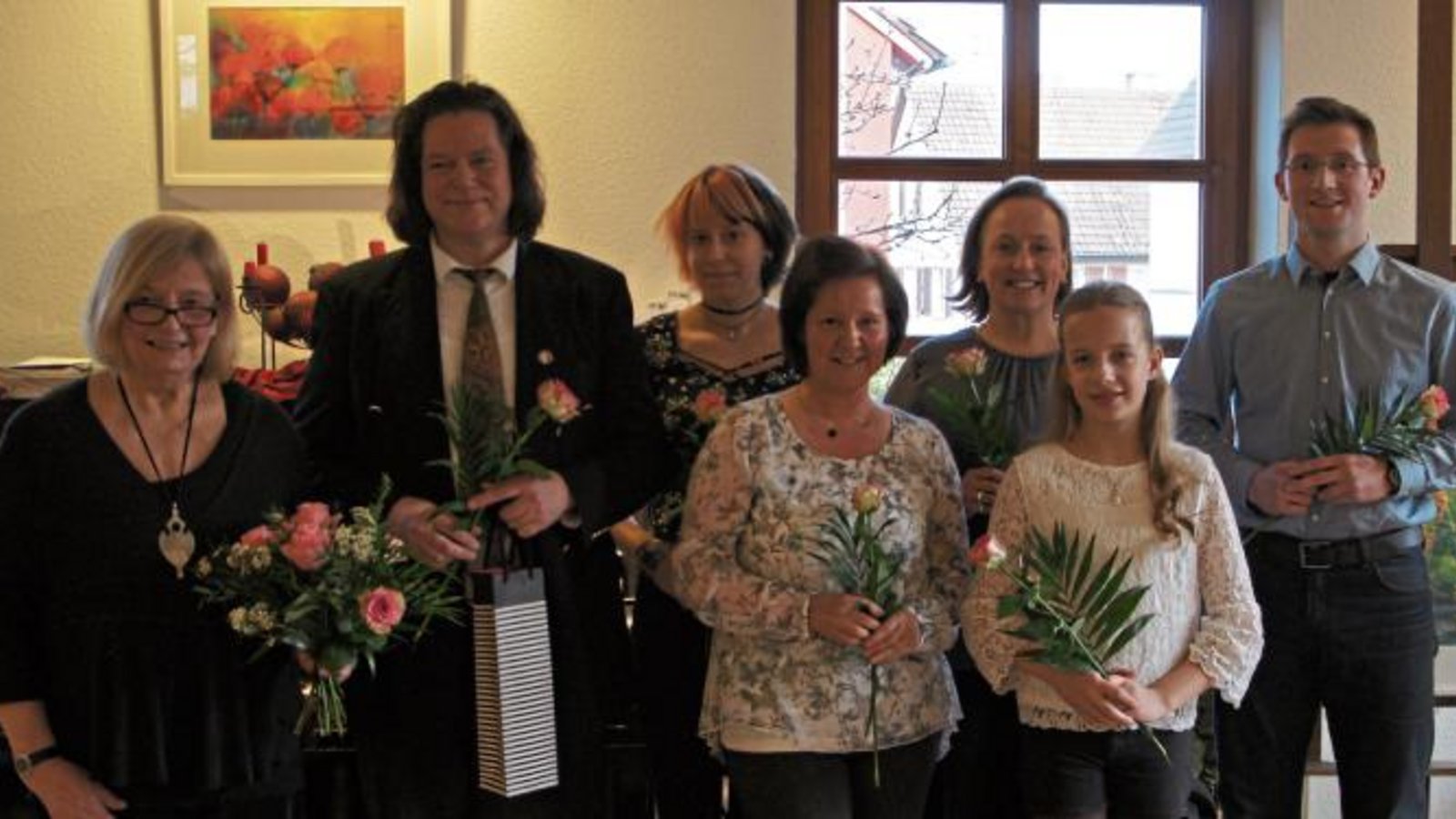 Die Sänger mit dem Pianisten Thomas Habermaier und der Gesangspädagogin Ursula Layher beim Liederabend in Sersheim.  Foto: p