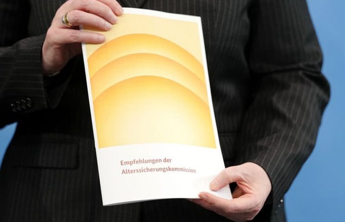 Einige Empfehlungen der Alterssicherungskommission, deren Bericht Arbeitsministerin Bärbel Bas (SPD) in den Händen hält, haben schon viel Wirbel ausgelöst.<span class='image-autor'>Kay Nietfeld/dpa</span>