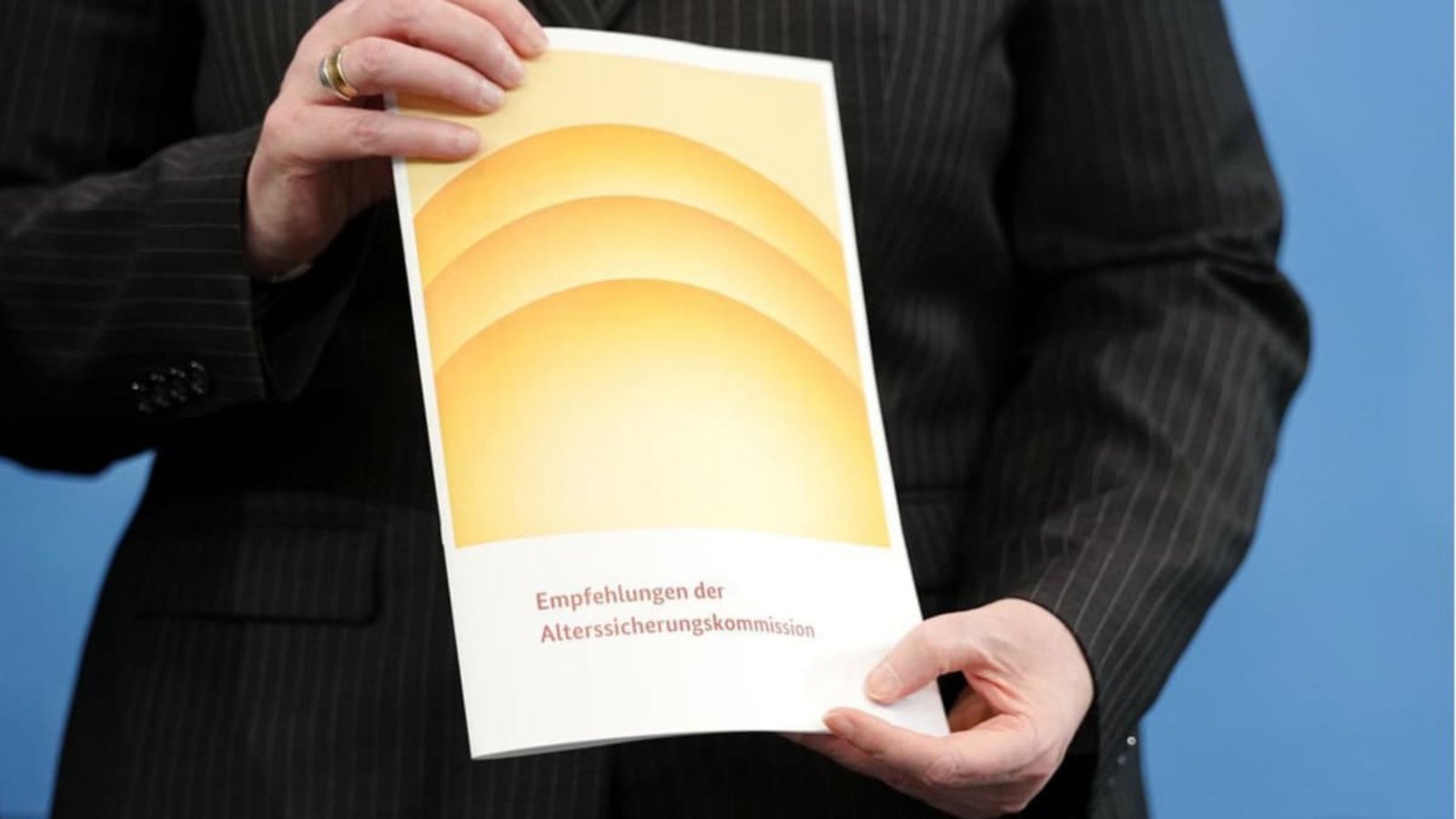 Einige Empfehlungen der Alterssicherungskommission, deren Bericht Arbeitsministerin Bärbel Bas (SPD) in den Händen hält, haben schon viel Wirbel ausgelöst.Kay Nietfeld/dpa