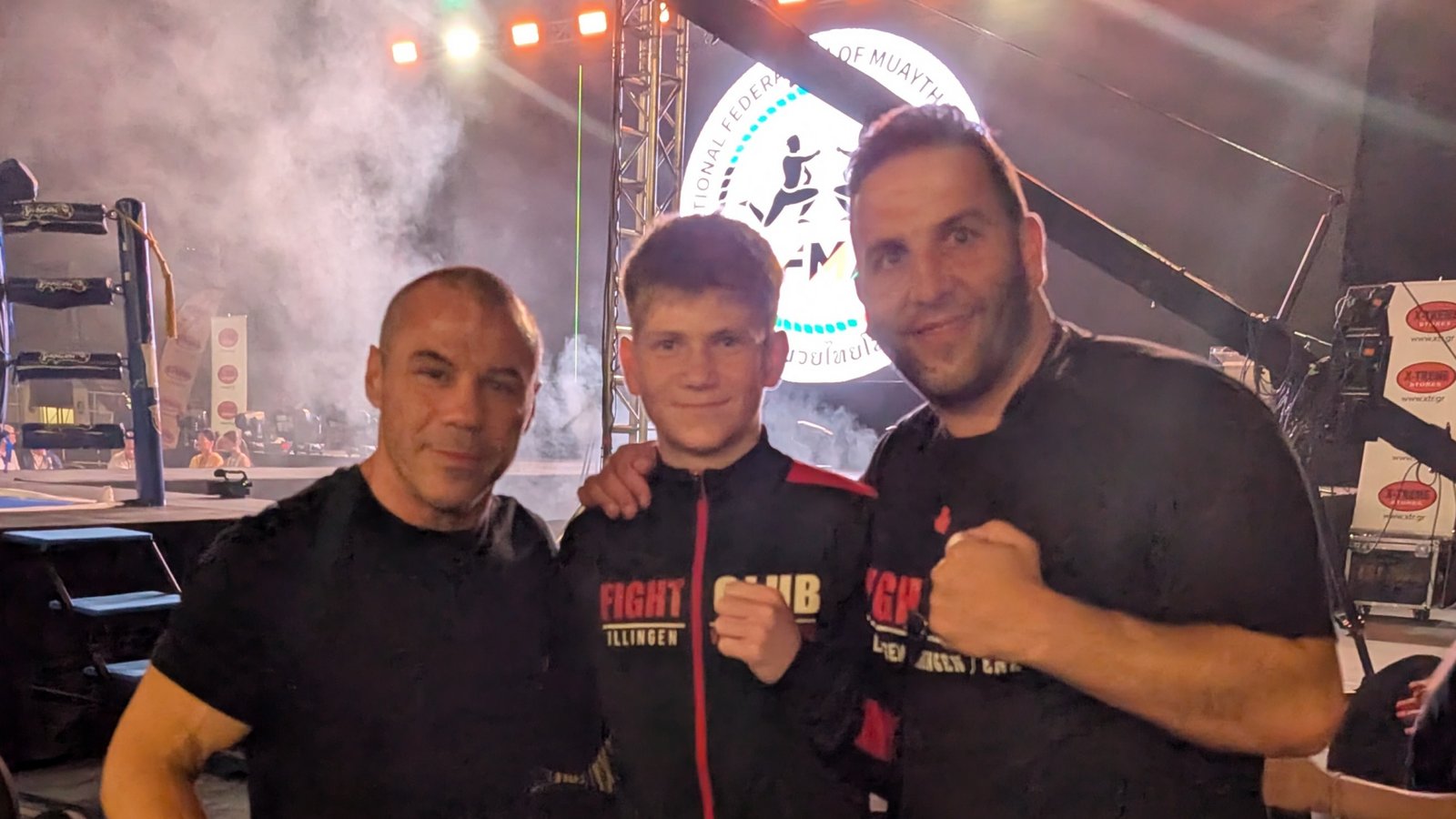 Balazs Mezos (Mitte) und Trainer Amin Shakshir (rechts) freuen sich über den klaren Sieg gegen den griechischen Meister in Athen. Foto: privat Balazs Mezos (Mitte) und Trainer Amin Shakshir (rechts) freuen sich über den klaren Sieg gegen den griechischen Meister in Athen. Foto: privat
