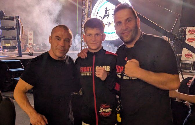 Balazs Mezos (Mitte) und Trainer Amin Shakshir (rechts) freuen sich über den klaren Sieg gegen den griechischen Meister in Athen. <span class='image-autor'>Foto: privat</span>