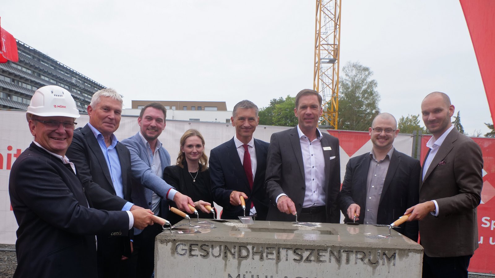 Trotz strömenden Regens: Der Grundstein für das neue Gesundheitszentrum in Mühlacker ist gelegt. Foto: Friedrich Trotz strömenden Regens: Der Grundstein für das neue Gesundheitszentrum in Mühlacker ist gelegt. Foto: Friedrich