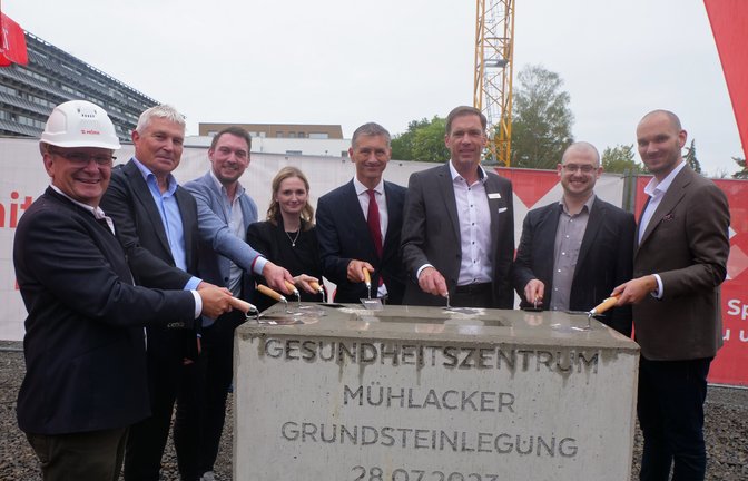 Trotz strömenden Regens: Der Grundstein für das neue Gesundheitszentrum in Mühlacker ist gelegt. Foto: Friedrich