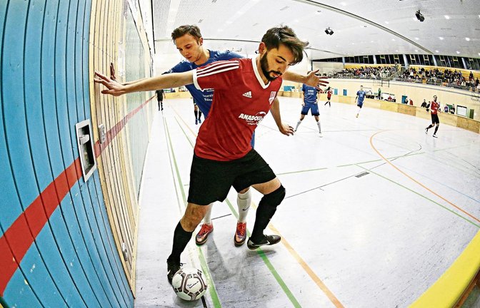 Heiße Duelle unterm Hallendach, doch nach welchen Grundsätzen? Wird nach Fußball- oder nach Futsalregeln gespielt?  Foto: Baumann