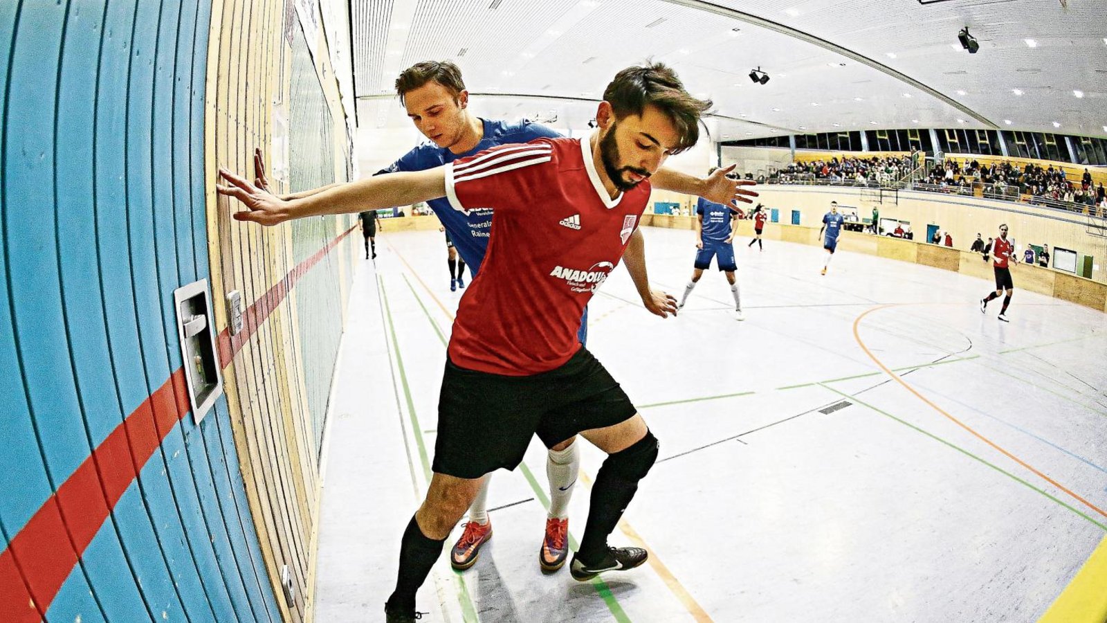Heiße Duelle unterm Hallendach, doch nach welchen Grundsätzen? Wird nach Fußball- oder nach Futsalregeln gespielt? Foto: Baumann Heiße Duelle unterm Hallendach, doch nach welchen Grundsätzen? Wird nach Fußball- oder nach Futsalregeln gespielt? Foto: Baumann