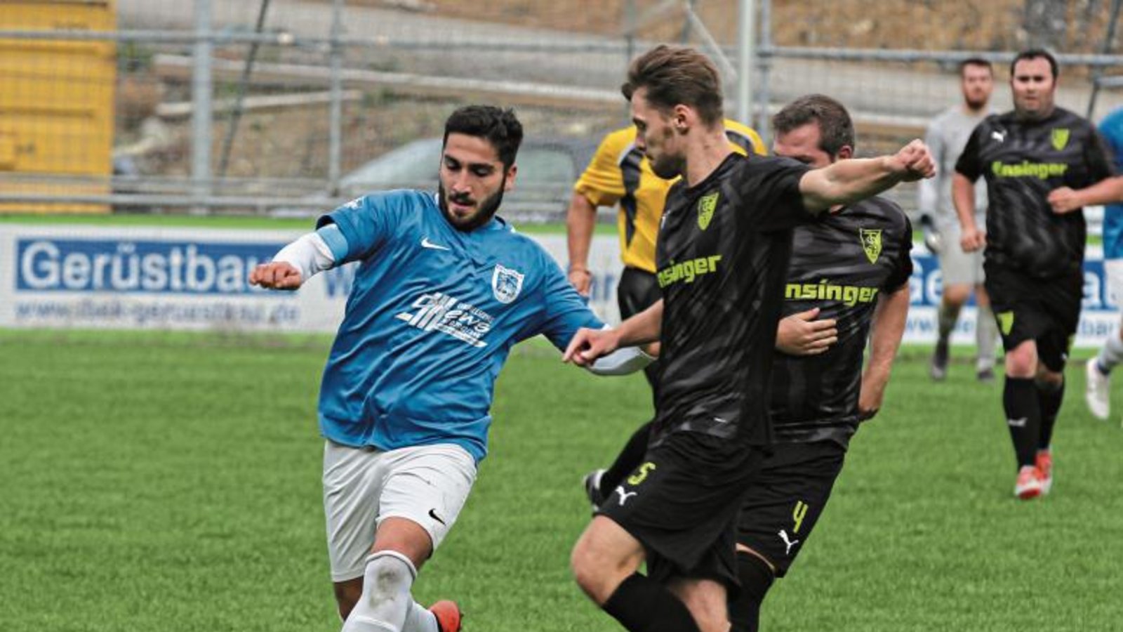 Zeki Beldek (links) hat sich eine Trainingspause erbeten, um sich auf seine Prüfungen vorzubereiten. Bei den Partien greift Spielertrainer Sven Adamovic aber meist auf den Mittelfeldspieler zurück, weil Alternativen fehlen. Foto: Nachreiner Zeki Beldek (links) hat sich eine Trainingspause erbeten, um sich auf seine Prüfungen vorzubereiten. Bei den Partien greift Spielertrainer Sven Adamovic aber meist auf den Mittelfeldspieler zurück, weil Alternativen fehlen. Foto: Nachreiner