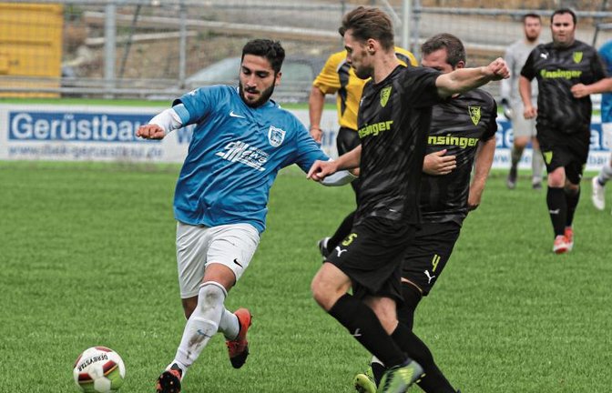 Zeki Beldek (links) hat sich eine Trainingspause erbeten, um sich auf seine Prüfungen vorzubereiten. Bei den Partien greift Spielertrainer Sven Adamovic aber meist auf den Mittelfeldspieler zurück, weil Alternativen fehlen. Foto: Nachreiner