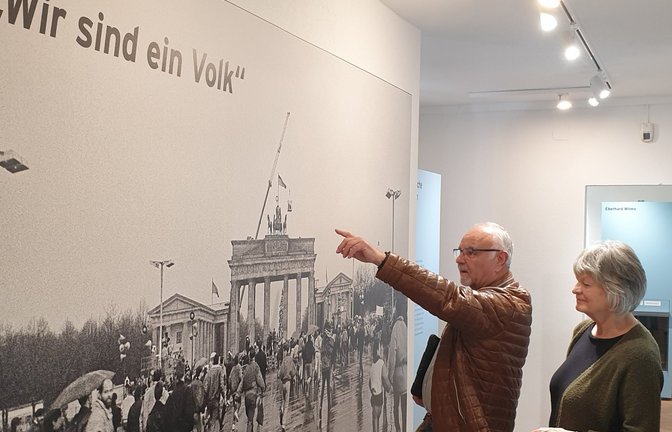 Im Pforzheimer DDR-Museum zeigen Volker Römer und Birgit Kipfer eine Großaufnahme, wie Menschen nach der Maueröffnung durchs Brandenburger Tor strömen. <span class='image-autor'>Fotos: Rieger</span>