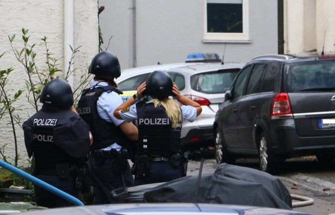 Zu dem Einsatz am Mittwochmittag in Kleiningersheim wurde vorsorglich auch das SEK hinzugerufen.  <span class='image-autor'>Foto: Karsten Schmalz/KS-Images</span>