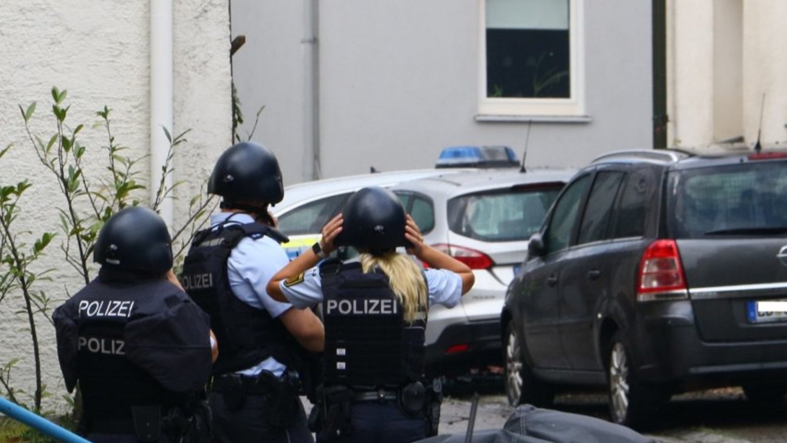 Zu dem Einsatz am Mittwochmittag in Kleiningersheim wurde vorsorglich auch das SEK hinzugerufen. Foto: Karsten Schmalz/KS-Images Zu dem Einsatz am Mittwochmittag in Kleiningersheim wurde vorsorglich auch das SEK hinzugerufen. Foto: Karsten Schmalz/KS-Images
