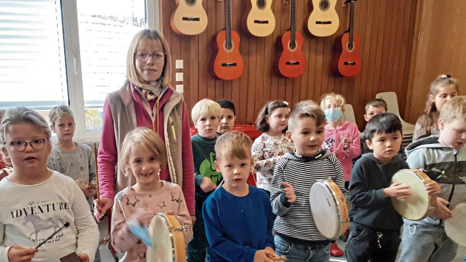 Clémentine Morice aus Sachsenheims Partnerstadt Valréas singt und musiziert mit den Erstklässlern der Kirbachschule zu französischen Volksliedern. Sie möchte das kulturelle Leben in Deutschland in allen Facetten kennenlernen. Foto: Glemser Clémentine Morice aus Sachsenheims Partnerstadt Valréas singt und musiziert mit den Erstklässlern der Kirbachschule zu französischen Volksliedern. Sie möchte das kulturelle Leben in Deutschland in allen Facetten kennenlernen. Foto: Glemser