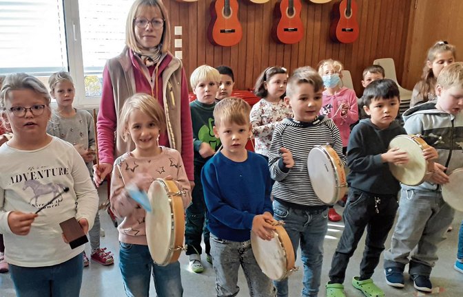 Clémentine Morice aus Sachsenheims Partnerstadt Valréas singt und musiziert mit den Erstklässlern der Kirbachschule zu französischen Volksliedern. Sie möchte das kulturelle Leben in Deutschland in allen Facetten kennenlernen. Foto: Glemser