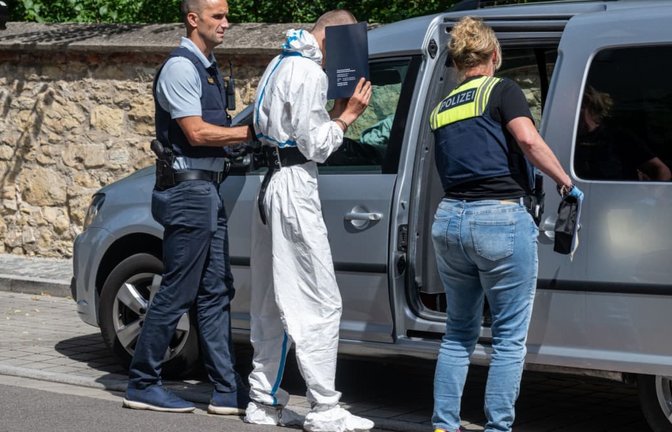 Der mutmaßliche Täter wird nach der Haftrichtervorführung wieder abgeführt.<span class='image-autor'>Armin Weigel/dpa</span>