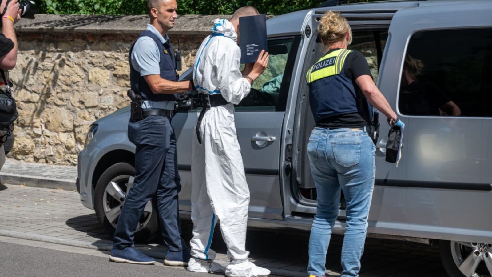 Der mutmaßliche Täter wird nach der Haftrichtervorführung wieder abgeführt.Armin Weigel/dpa Der mutmaßliche Täter wird nach der Haftrichtervorführung wieder abgeführt.Armin Weigel/dpa