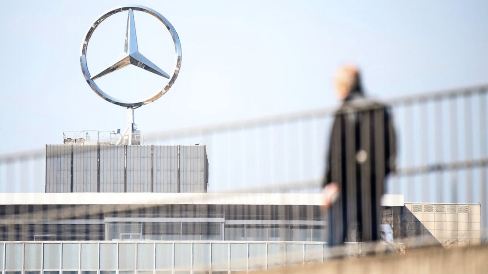 Der Stern dreht sich auf dem Dach des Mercedes-Benz Werks in Stuttgart-Untertürkheim: ein Bild mit Symbolcharakter.Sebastian Gollnow/dpa Der Stern dreht sich auf dem Dach des Mercedes-Benz Werks in Stuttgart-Untertürkheim: ein Bild mit Symbolcharakter.Sebastian Gollnow/dpa