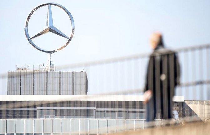 Der Stern dreht sich auf dem Dach des Mercedes-Benz Werks in Stuttgart-Untertürkheim: ein Bild mit Symbolcharakter.<span class='image-autor'>Sebastian Gollnow/dpa</span>