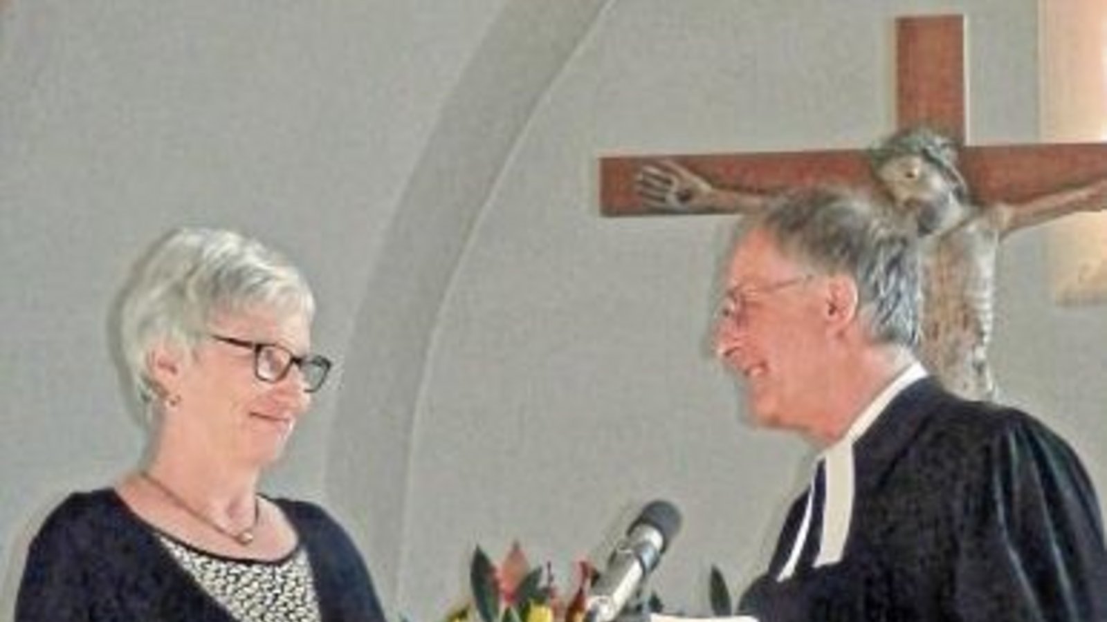 Dekan Reiner Zeyher überreicht die Brenzmedaille an Gundi Meier-Lorch. Foto: p