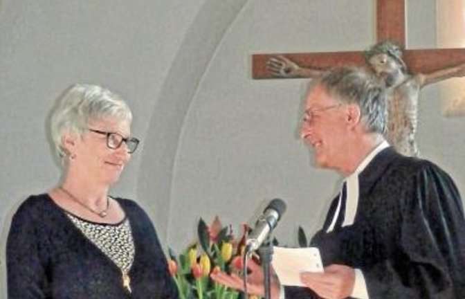 Dekan Reiner Zeyher überreicht die Brenzmedaille an Gundi Meier-Lorch. Foto: p