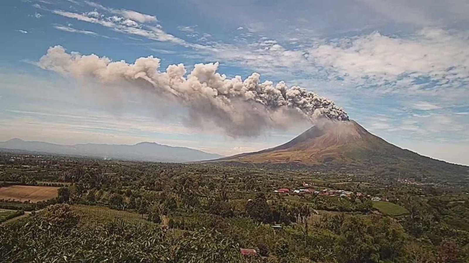 Vulkan in Indonesien: Die Aschesäule war dreieinhalb Kilometer hoch.Geological Ageny Indonesia/dpa Vulkan in Indonesien: Die Aschesäule war dreieinhalb Kilometer hoch.Geological Ageny Indonesia/dpa