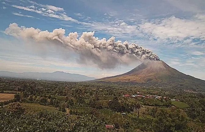 Vulkan in Indonesien: Die Aschesäule war dreieinhalb Kilometer hoch.<span class='image-autor'>Geological Ageny Indonesia/dpa</span>