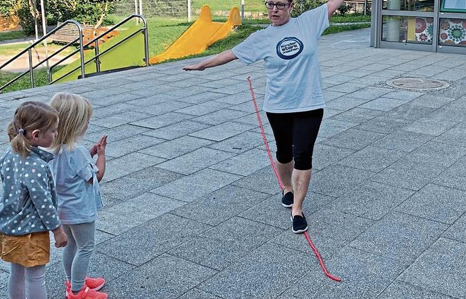 Das Gleichgewicht auf einem auf dem Boden liegenden Seil halten, das Karin Geske (rechts) demonstriert, überfordert manches Kind.   Foto: privat