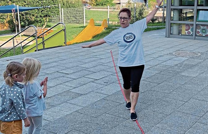 Das Gleichgewicht auf einem auf dem Boden liegenden Seil halten, das Karin Geske (rechts) demonstriert, überfordert manches Kind.   Foto: privat