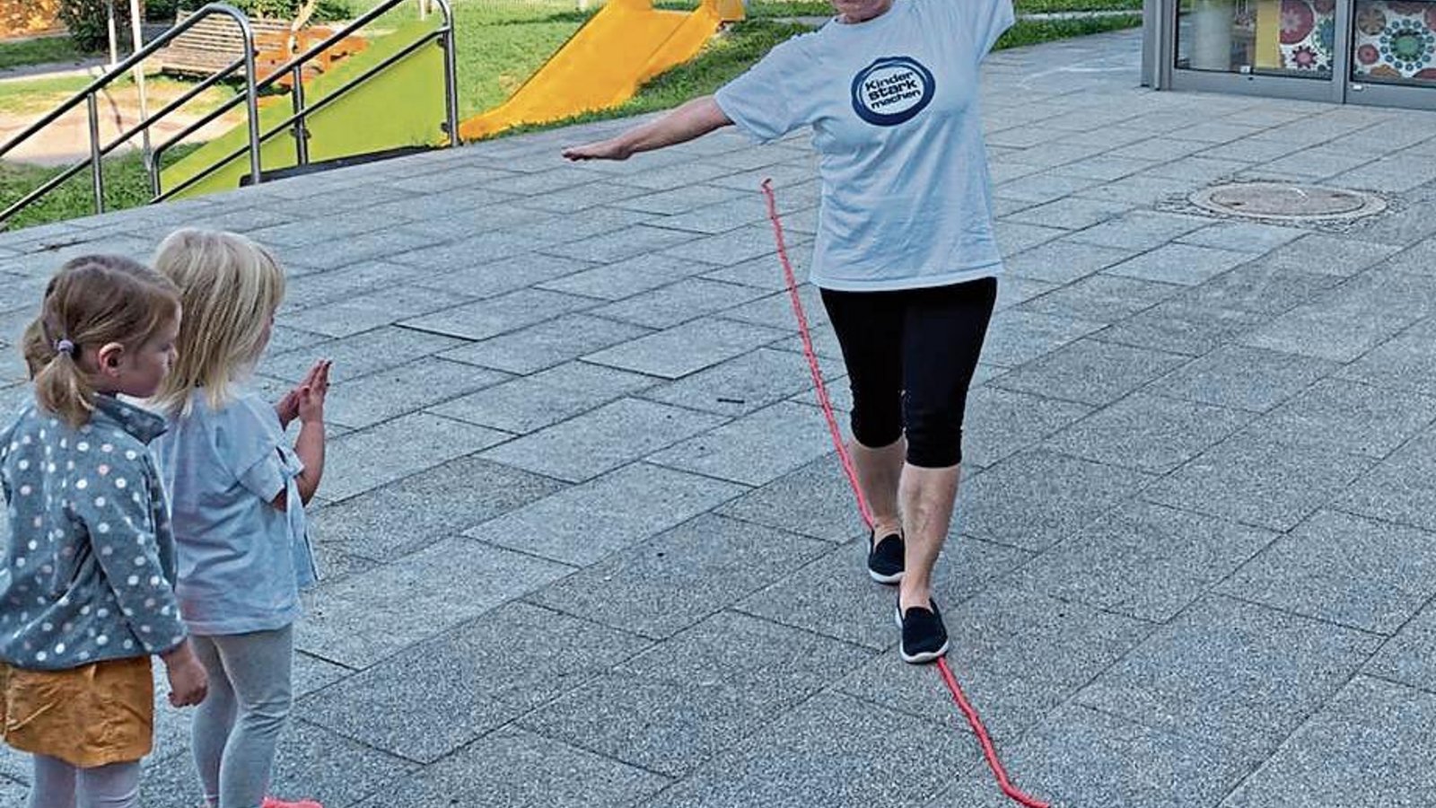 Das Gleichgewicht auf einem auf dem Boden liegenden Seil halten, das Karin Geske (rechts) demonstriert, überfordert manches Kind.   Foto: privat