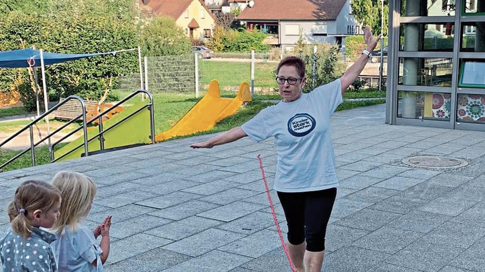 Das Gleichgewicht auf einem auf dem Boden liegenden Seil halten, das Karin Geske (rechts) demonstriert, überfordert manches Kind.   Foto: privat