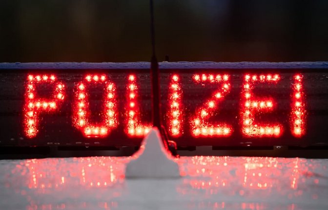 Die Polizei sucht vier mutmaßliche Angreifer, die einen 18-Jährigen in Berlin an einer Tankstelle brutal attackiert und dadurch lebensgefährlich verletzt haben.<span class='image-autor'>Soeren Stache/dpa</span>