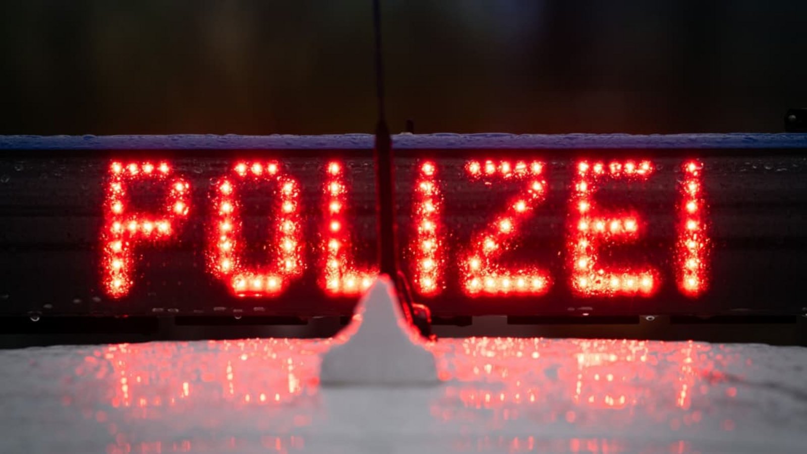 Die Polizei sucht vier mutmaßliche Angreifer, die einen 18-Jährigen in Berlin an einer Tankstelle brutal attackiert und dadurch lebensgefährlich verletzt haben.Soeren Stache/dpa Die Polizei sucht vier mutmaßliche Angreifer, die einen 18-Jährigen in Berlin an einer Tankstelle brutal attackiert und dadurch lebensgefährlich verletzt haben.Soeren Stache/dpa
