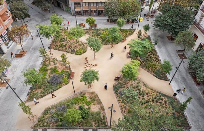Rocafort Square in Barcelona, 08014 arquitectura: eine entsiegelte, begrünte Platzfläche im Eixample in Barcelona als Teil des Eixos-Verds-Netzes.<span class='image-autor'>Pol Viladoms/DAM "TOO HOT"</span>