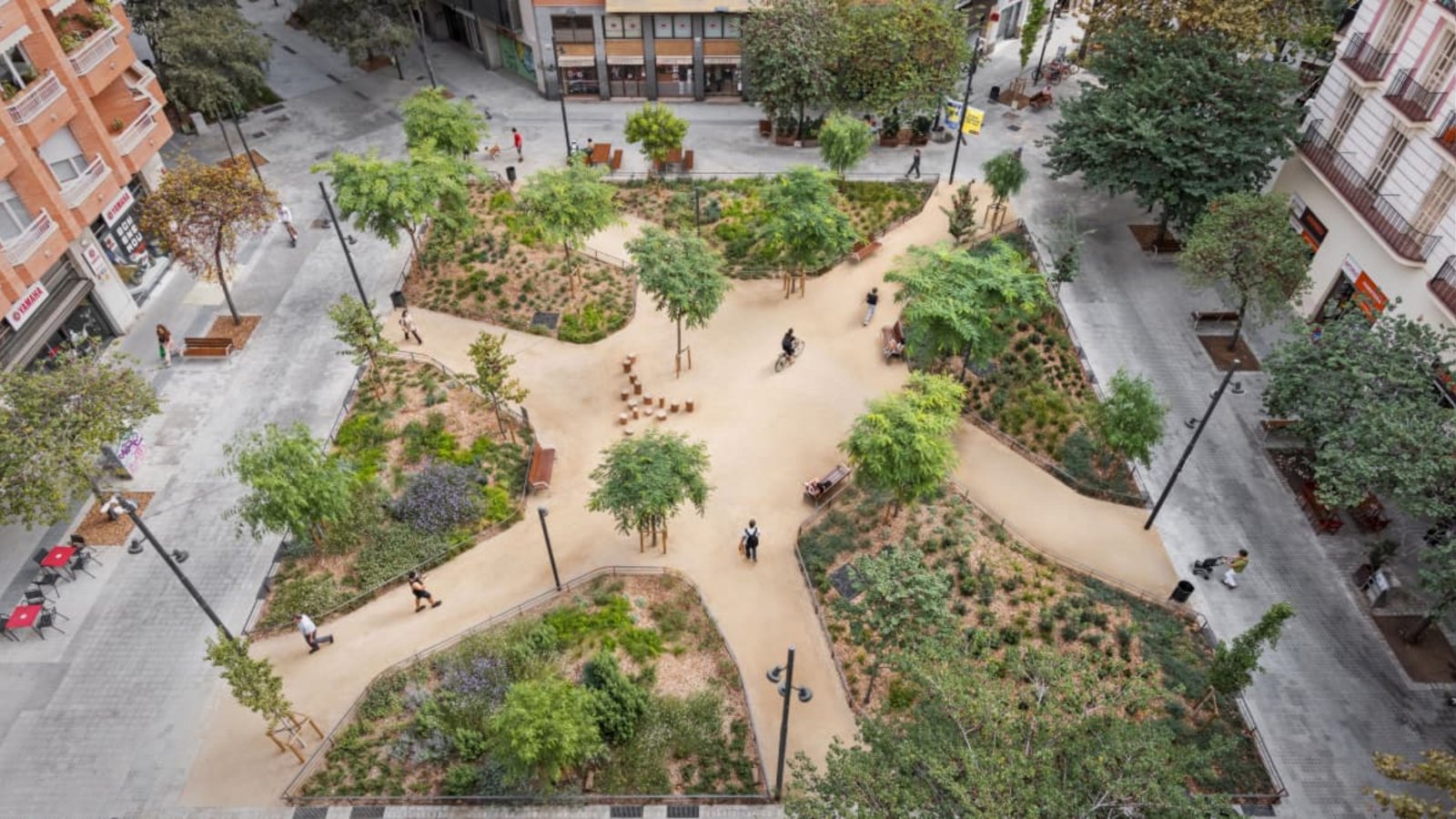 Rocafort Square in Barcelona, 08014 arquitectura: eine entsiegelte, begrünte Platzfläche im Eixample in Barcelona als Teil des Eixos-Verds-Netzes.Pol Viladoms/DAM "TOO HOT" Rocafort Square in Barcelona, 08014 arquitectura: eine entsiegelte, begrünte Platzfläche im Eixample in Barcelona als Teil des Eixos-Verds-Netzes.Pol Viladoms/DAM "TOO HOT"