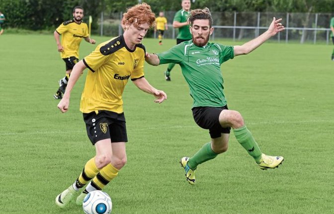 Sersheims Burak Kilinc (rechts) versucht, die Flanke von Ensingens Kevin Steinl zu verhindern – ohne Erfolg. Foto: Leitner