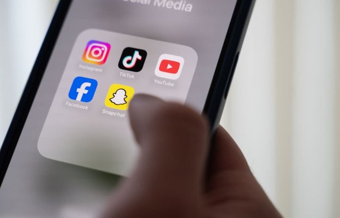 Ständig präsent: Smartphones sind aus dem Leben von Kindern und Jugendlichen nicht mehr wegzudenken.<span class='image-autor'>Alicia Windzio/dpa</span>