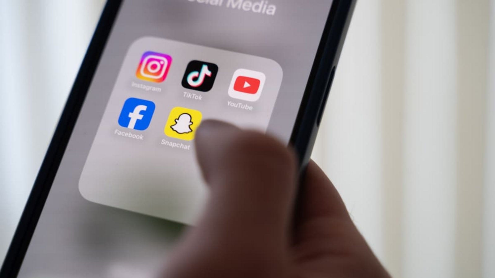 Ständig präsent: Smartphones sind aus dem Leben von Kindern und Jugendlichen nicht mehr wegzudenken.Alicia Windzio/dpa