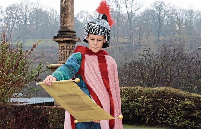 Beginn der Weihnachtsgeschichte mit römischen Soldaten an der Jupitersäule. Fotos: Gergen