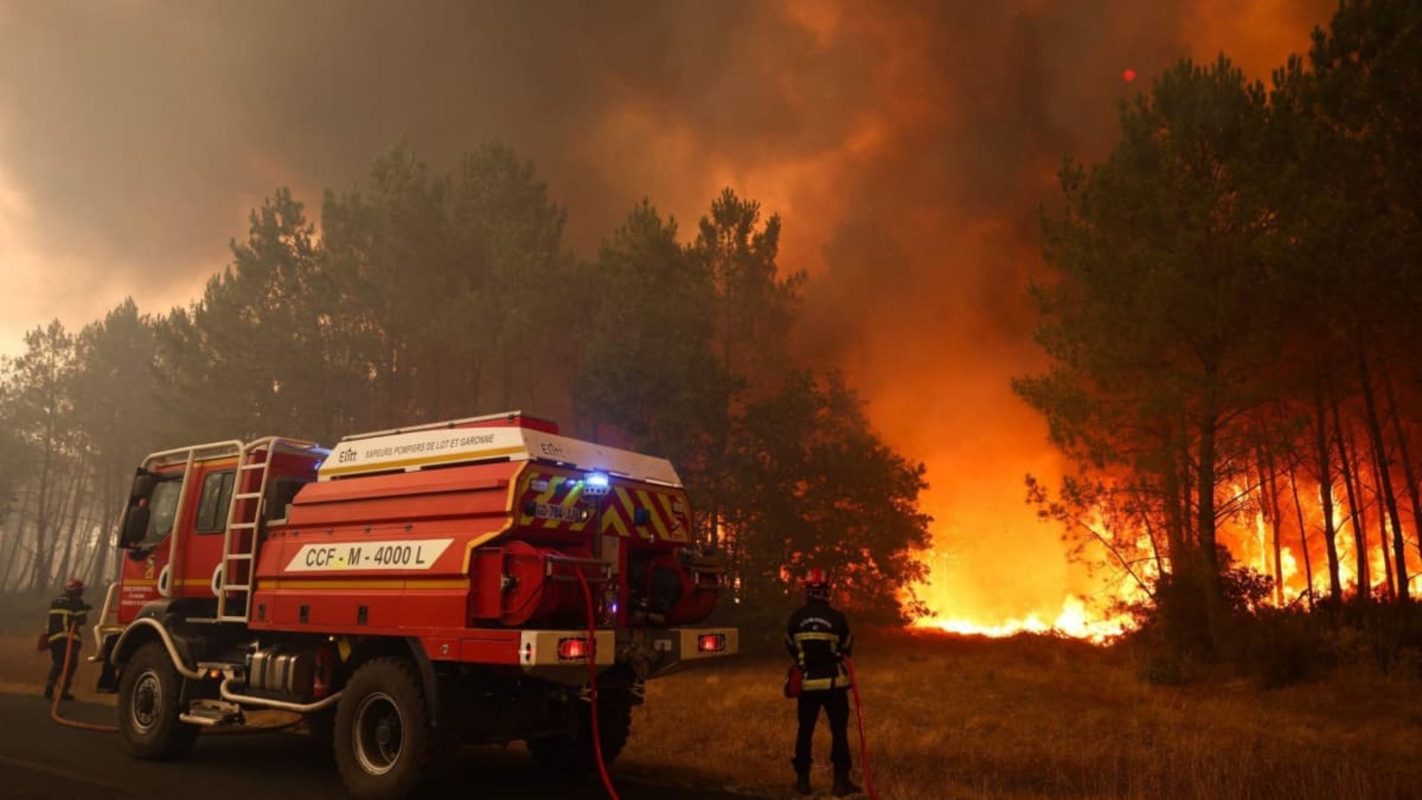 In der Nähe von Le Porge bekämpfen Feuerwehrleute lodernde Flammen. Im Südwesten des Landes wüten die größten Brände in der Geschichte Frankreichs.Romain Perrocheau/AFP/dpa In der Nähe von Le Porge bekämpfen Feuerwehrleute lodernde Flammen. Im Südwesten des Landes wüten die größten Brände in der Geschichte Frankreichs.Romain Perrocheau/AFP/dpa