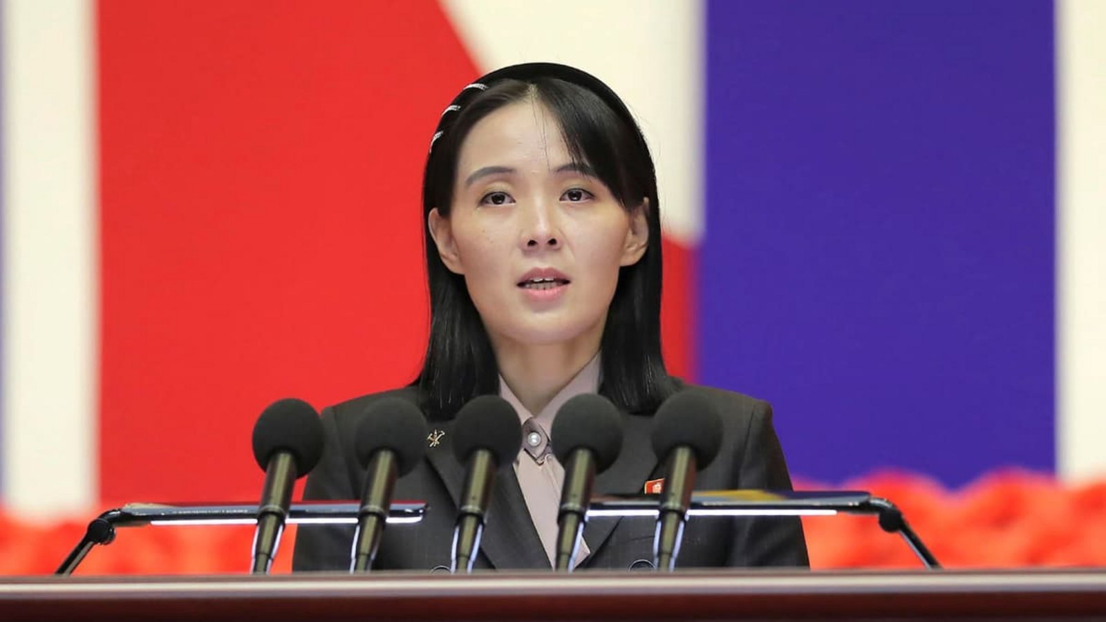 Auf diesem von der nordkoreanischen Regierung zur Verfügung gestellten Foto via AP hält Kim Yo Jong, die Schwester des nordkoreanischen Machthabers Kim Jong Un, eine Rede während eines nationalen Treffens gegen das Coronavirus.朝鮮通信社/KCNA via KNS/AP/dpa