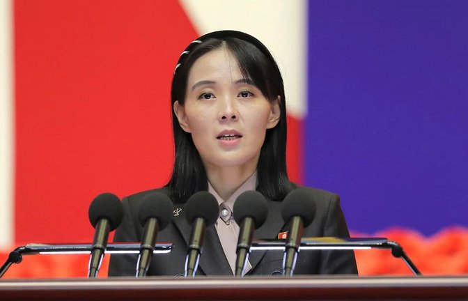 Auf diesem von der nordkoreanischen Regierung zur Verfügung gestellten Foto via AP hält Kim Yo Jong, die Schwester des nordkoreanischen Machthabers Kim Jong Un, eine Rede während eines nationalen Treffens gegen das Coronavirus.<span class='image-autor'>朝鮮通信社/KCNA via KNS/AP/dpa</span>