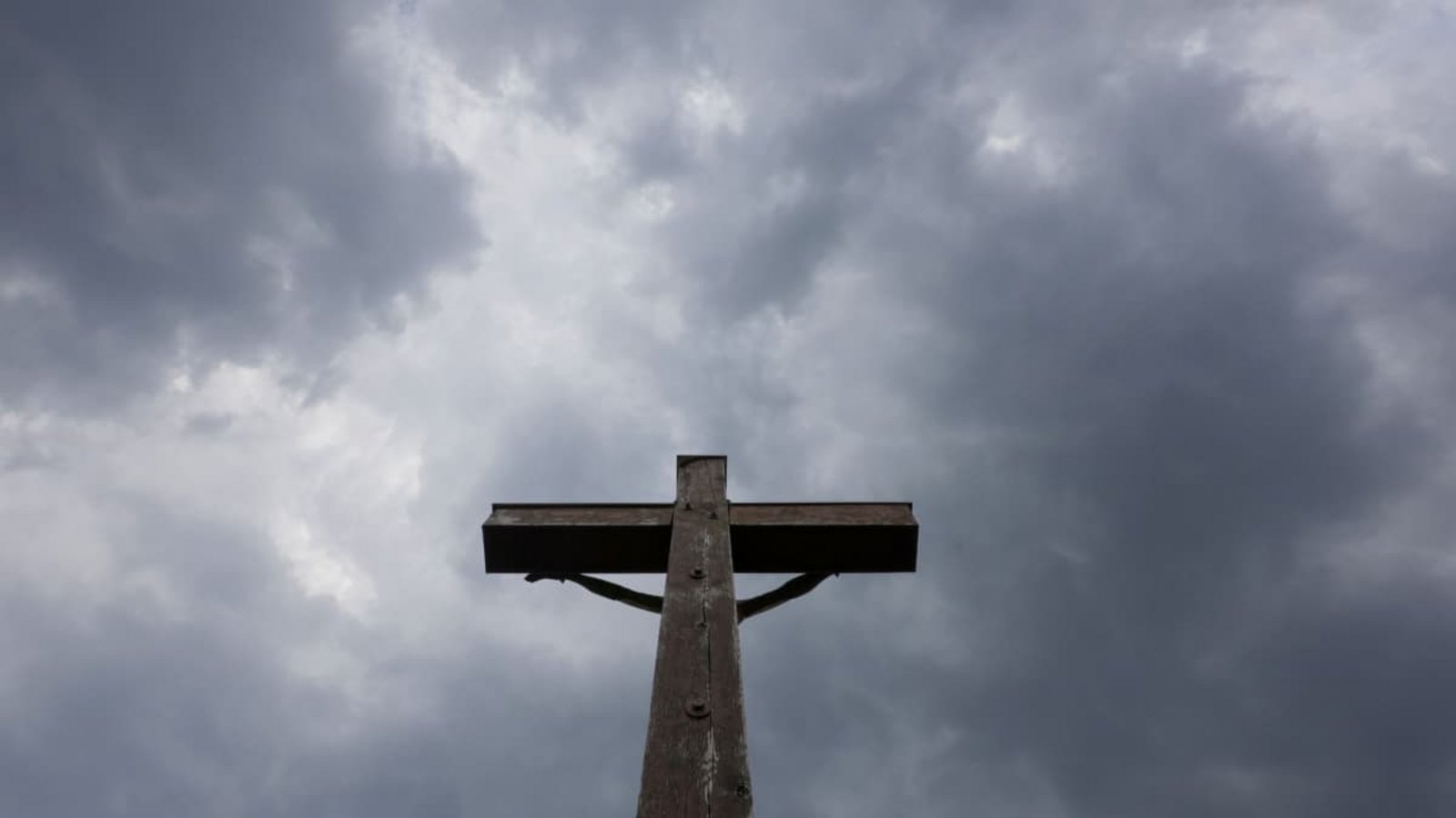 Regenwolken ziehen über einem Kreuz auf der Schwäbischen Alb auf.Thomas Warnack/dpa Regenwolken ziehen über einem Kreuz auf der Schwäbischen Alb auf.Thomas Warnack/dpa