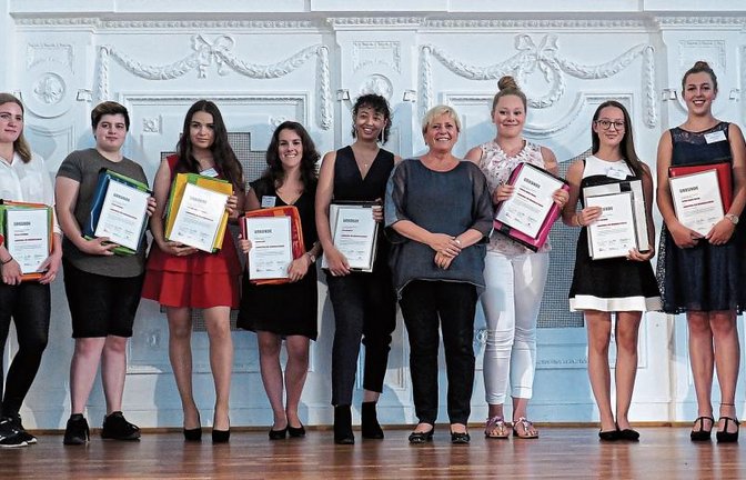 Lisa Weiberle von der Kirbachschule in Hohenhaslach (2. von links) gehört zu den zehn Absolventen einer Werkrealschule, die in Suttgart von Diakonie und Caritas ausgezeichnet wurden.  Foto: p